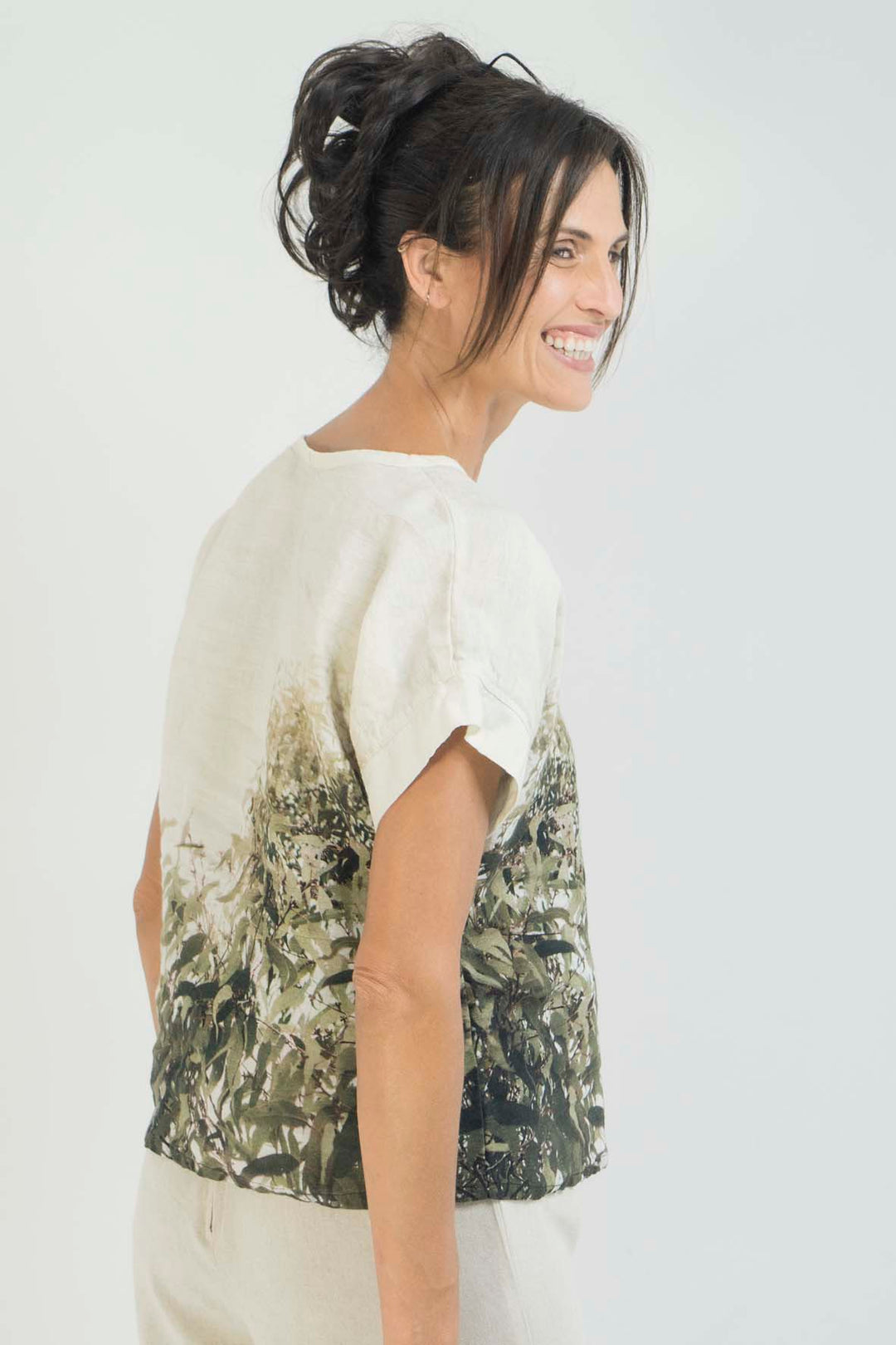 GUM LEAVES LINEN TSHIRT