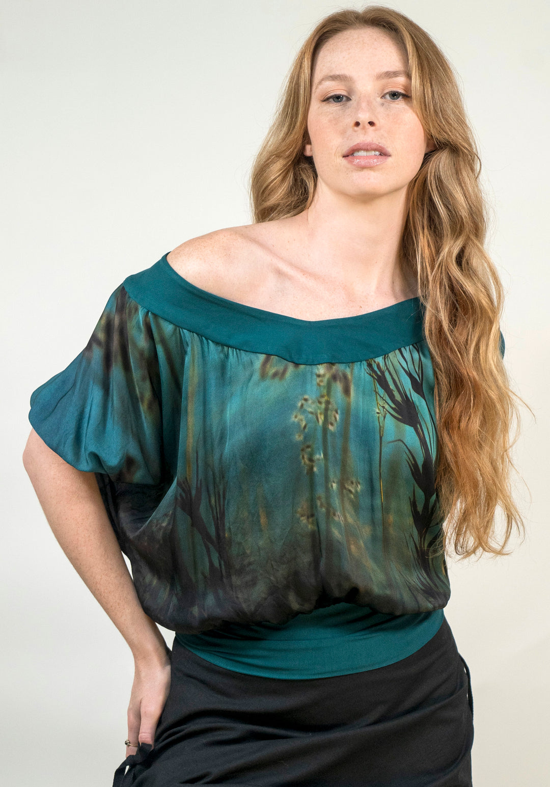 KANGAROO GRASS SILK VNECK TOP