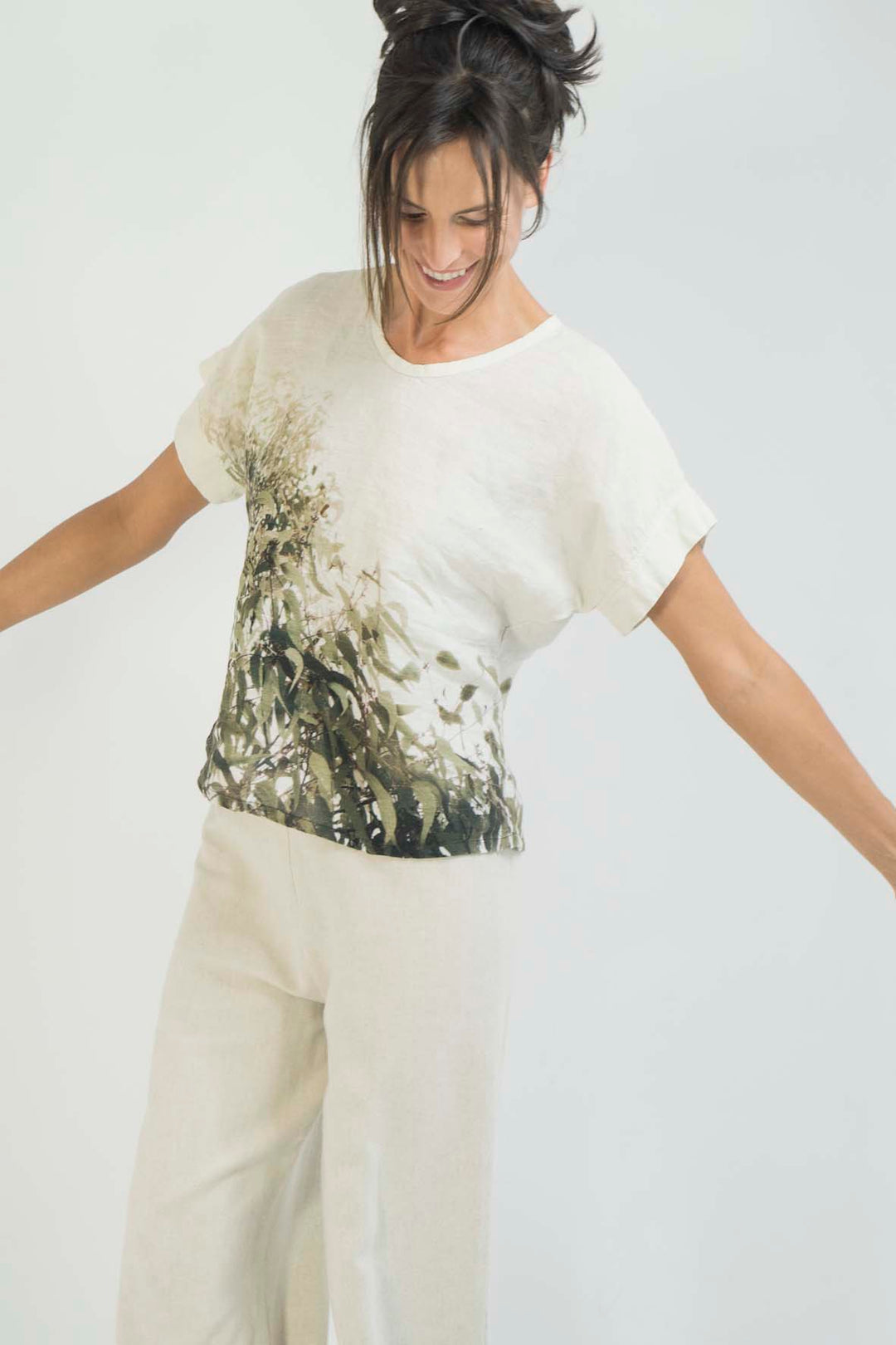 GUM LEAVES LINEN TSHIRT